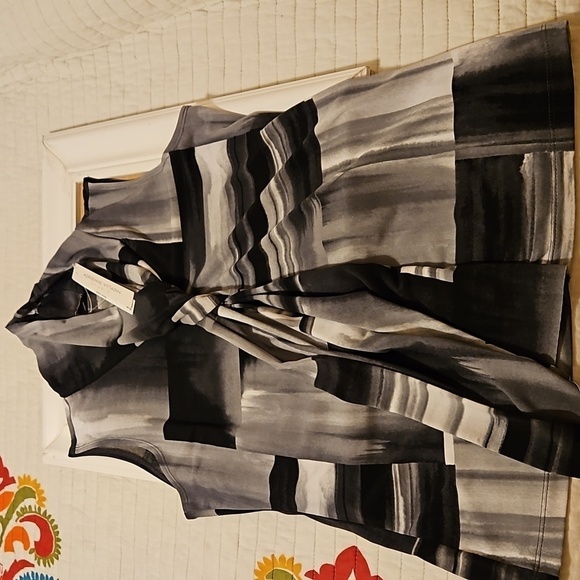 NWT Adrienne Vittadini black, gray & white top size Medium - Picture 11 of 11